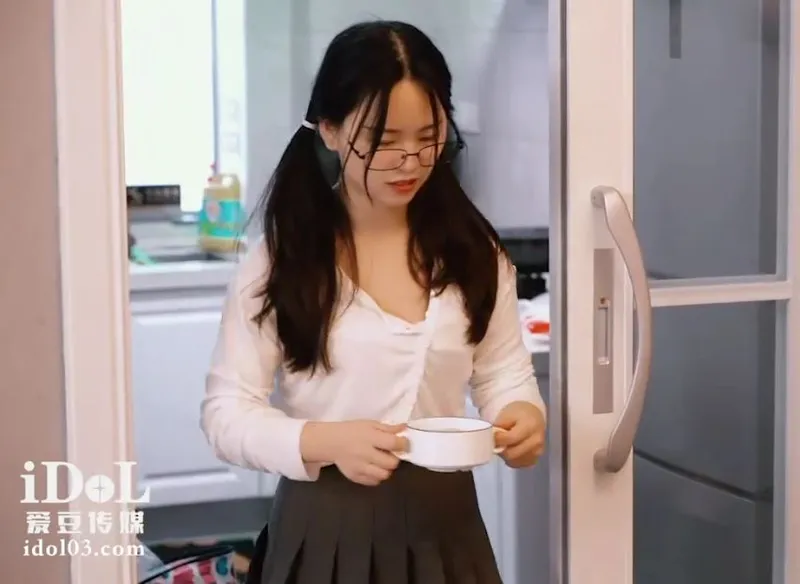 Nhóc con về quê ăn tết bị bố dượng nắc vì càng lớn càng ngon