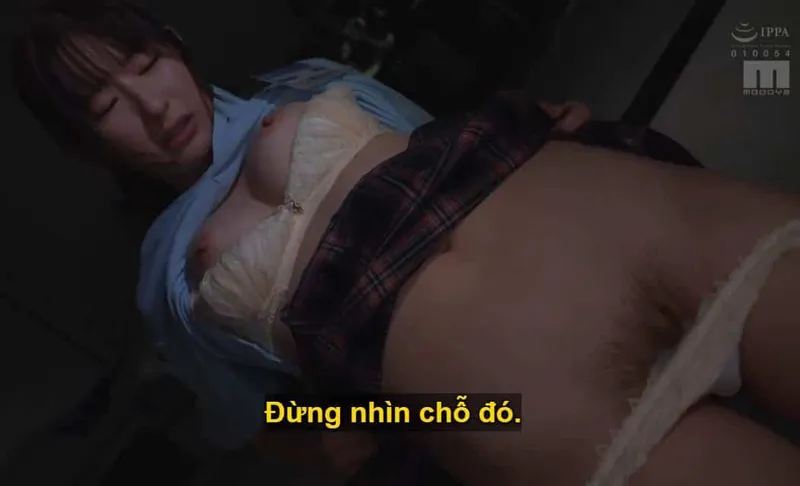 Ông sếp toan tính "làm tình" với cô nhân viên dưới quyền kiêu kỳ lười nhác, suốt ngày chỉ chăm chăm chat chit cùng người yêu.